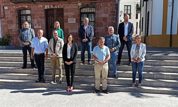 Firma del convenio para desarrollar comunidades solares.
