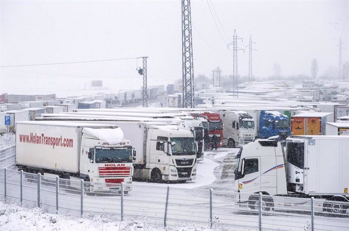 Varios camiones cubiertos de nieve, a 28 de noviembre de 2021, en Burgos