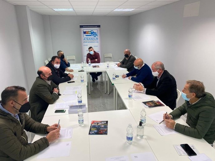 El diputado de Vox por Córdoba en el Parlamento de Andalucía, Alejandro Hernández, en su reunión con la Asociación de Transportistas del Sur