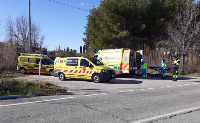 Vehículos del SUMMA 112 atendiendo a un ciclista en la M-404