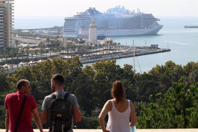 Archivo - Varios turistas pasean por la calles de Málaga, después de que haya atracado un crucero con más de seis mil cruceristas durante el puente del 12 de octubre