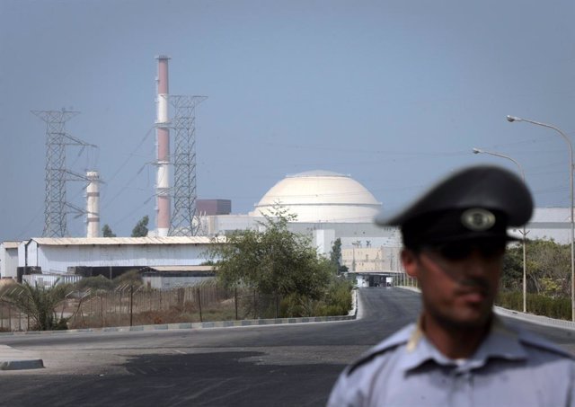 Archivo - Un policía de Irán frente a la central nuclear de Bushehr