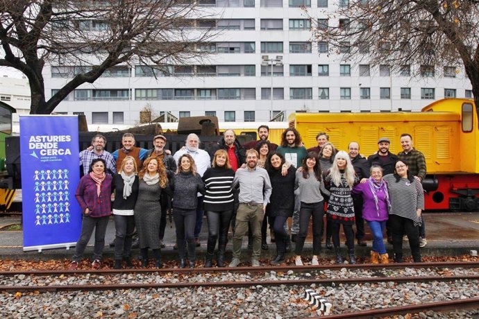 Daniel Ripa, en el centro, posando este domingo en Gijón con integrantes de su candidatura