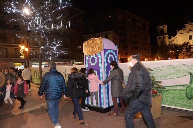 Zaragoza decora con motivos navideños el entorno la plaza de Salamero antes de comenzar su remodelación