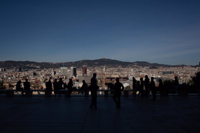 Archivo - Arxivo - Diverses persones observen les vistes de Barcelona des del Museu Nacional d?Art de Catalunya (MNAC), a Barcelona, Catalunya (Espanya), a 11 de febrer de 2021. Aquest dijous, el director del museu, Pepe Serra, ha anunciat que el MNAC tin