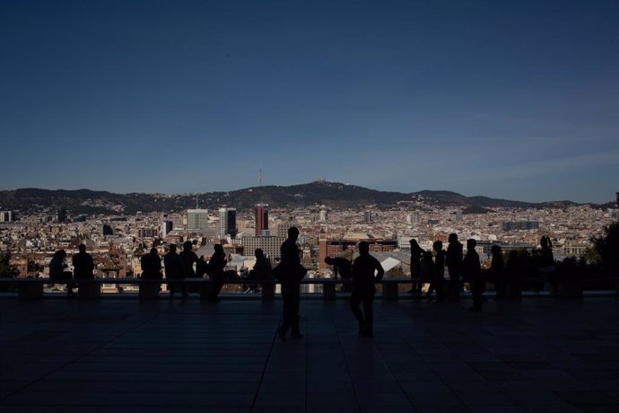 Archivo - Arxivo - Diverses persones observen les vistes de Barcelona des del Museu Nacional d?Art de Catalunya (MNAC), a Barcelona, Catalunya (Espanya), a 11 de febrer de 2021. Aquest dijous, el director del museu, Pepe Serra, ha anunciat que el MNAC t
