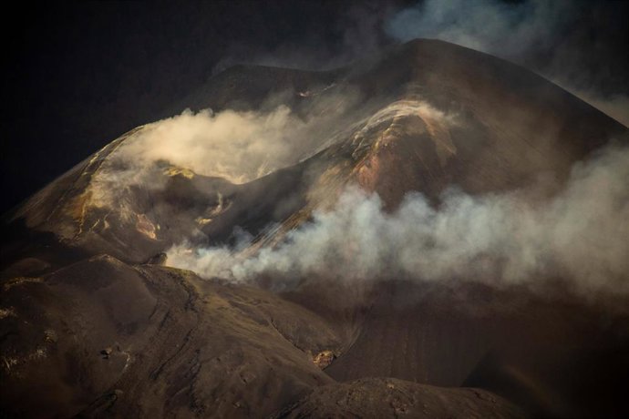 Vistas del volcán de cumbre vieja desde la Montaña del municipio de La Laguna, durante la visita de los medios de comunicación a varias zonas de exclusión de La Laguna, a 17 de noviembre de 2021