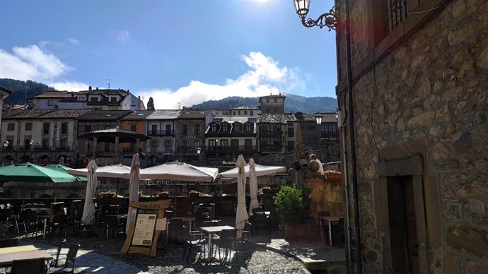 Archivo - Terrazas de hostelería en Potes