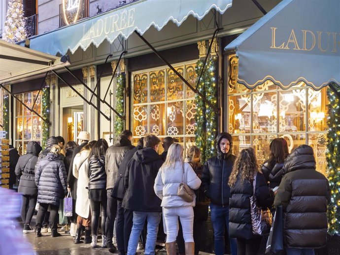 People shopping for Christmas in the chic district of rue du Faubourg Saint Honore