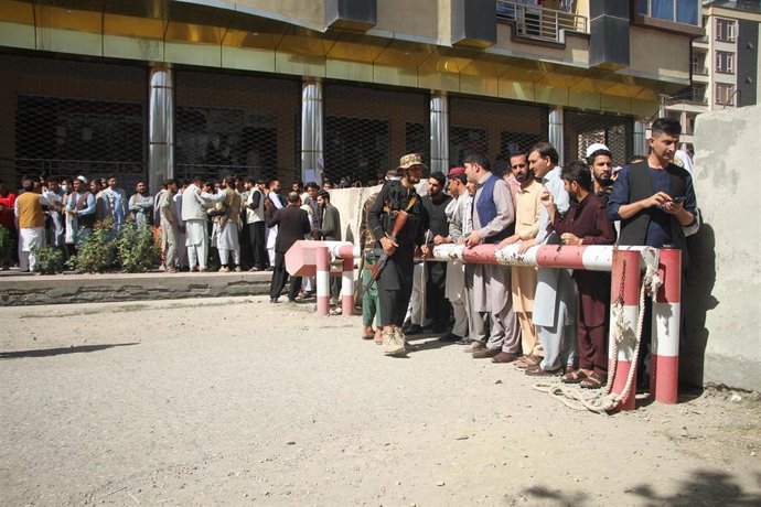 Archivo - Emisión de pasaportes en Kabul