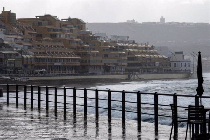 Archivo - Imagen de archivo de la mar con fuerte oleaje, en Las Palmas de Gran Canaria