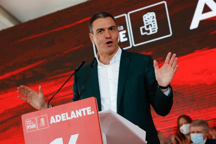 El secretario general del PSOE y presidente del Gobierno, Pedro Sánchez, en la segunda jornada del XVI Congreso Regional del PSRM, en el centro Cuartel de Artillería