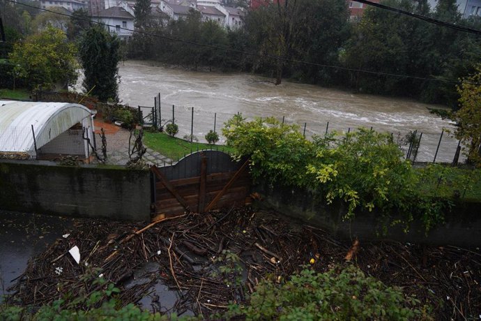 Desbordamiento del río Cadagua, a su paso por el municipio de Alonsotegi (Bizkaia), a 29 de noviembre de 2021 (archivo) 