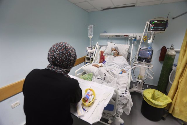 Archivo - 21 September 2021, Palestinian Territories, Rafah: A medic attends to a patient suffering from coronavirus-related complications at the intensive care unit of the European Gaza Hospital. Photo: Atia Darwish/APA Images via ZUMA Press Wire/dpa