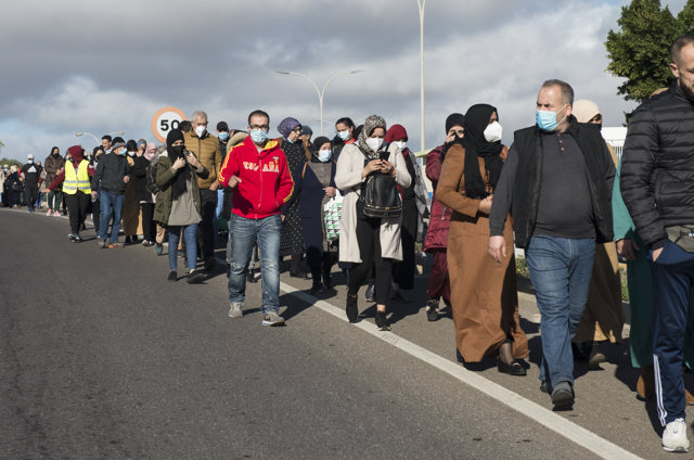 Varias personas participan en una manifestación a favor de la regularización de personas en España, a 5 de diciembre de 2021, en Melilla (España). 