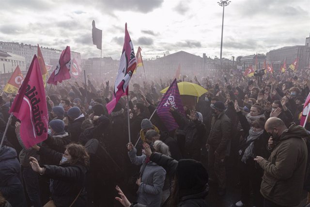 Manifestació antifeixista contra Eric Zemmour a París