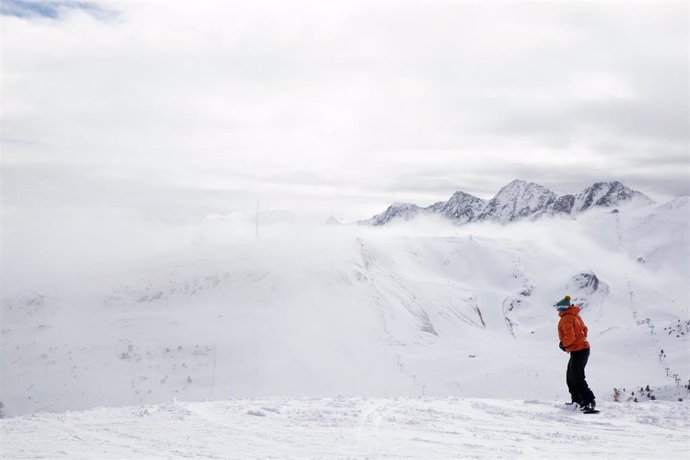 Archivo - Pista d'esquí de Grandvalira (Andorra) i un esquiador
