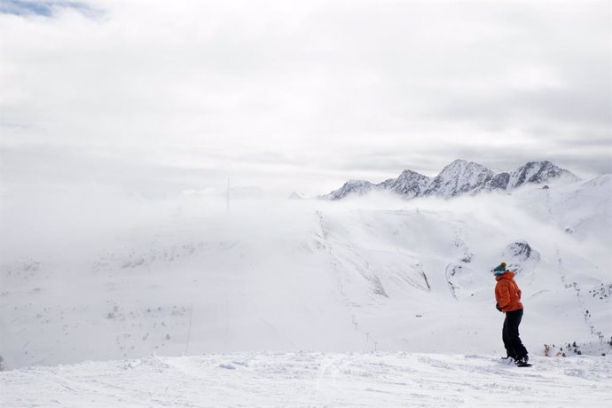 Archivo - Arxivo - Pista d'esquí de Grandvalira (Andorra) i un esquiador
