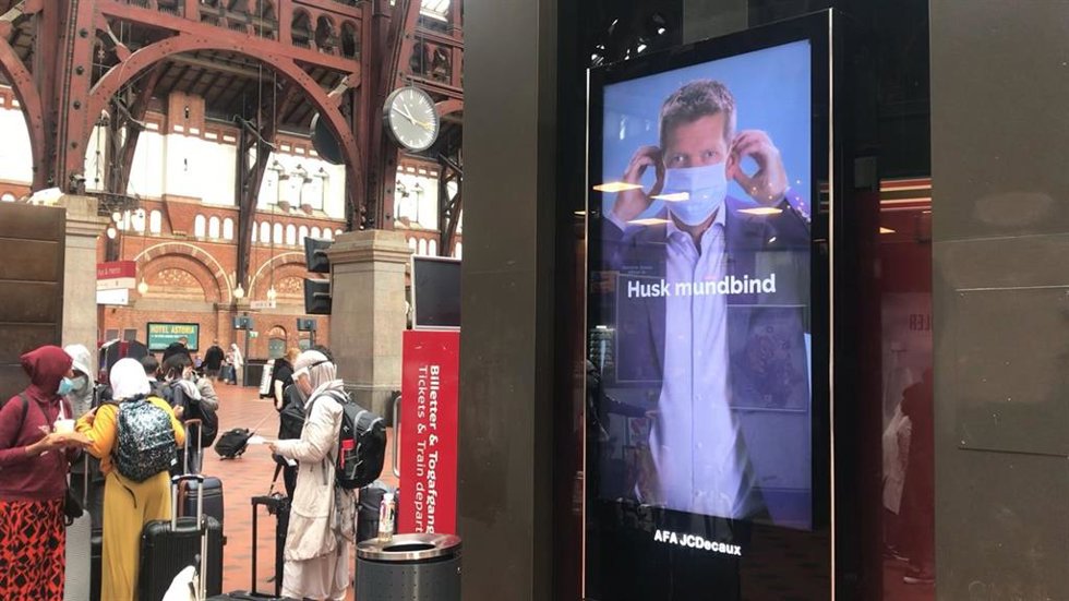 Personas con mascarilla en Copenhague