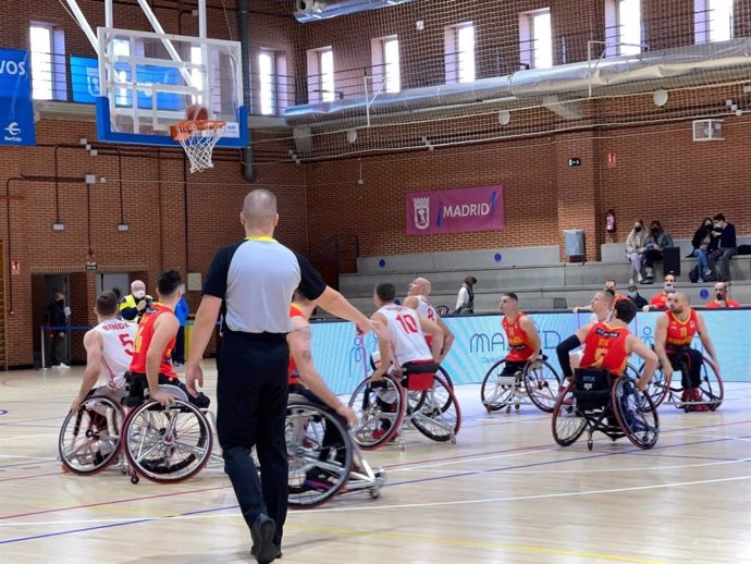La selección española masculina de baloncesto en silla de ruedas ante Suiza en el Europeo