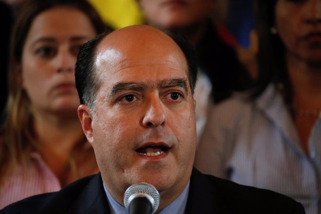 Archivo - El presidente de la Asamblea Nacional venezolana, Julio Borges, ha denunciado en una sesión de la Asamblea celebrada en plena calle en Caracas que las autoridades pretenden "maquillar" el golpe de Estado con la retirada de la suspensión de las c