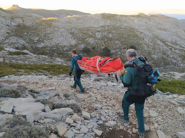 Agentes del Ereim de la Guardia Civil rescatan a una mujer que ha sufrido una caída en la montaña