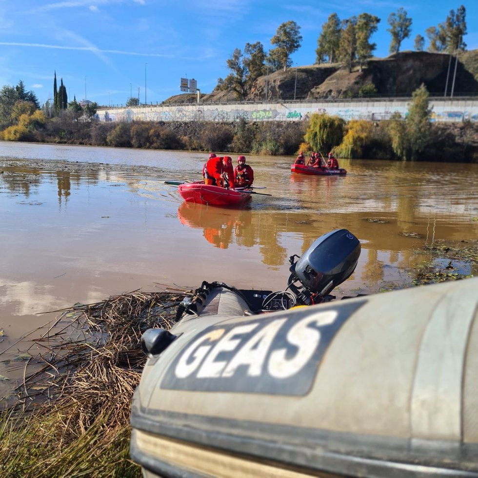 Efectivos de Guardia Civil y Cruz Roja durante la búsqueda del joven desaparecido en Badajoz.