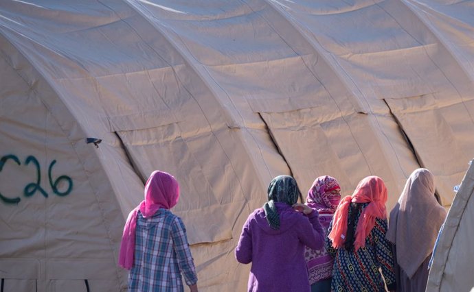 Archivo - 09 October 2021, Rhineland-Palatinate, Ramstein: Afghan women walk between their refugee tents at the US airbase in Ramstein. The US is resuming flights from Ramstein for people who are expected to be flown out of the base to USA over the next
