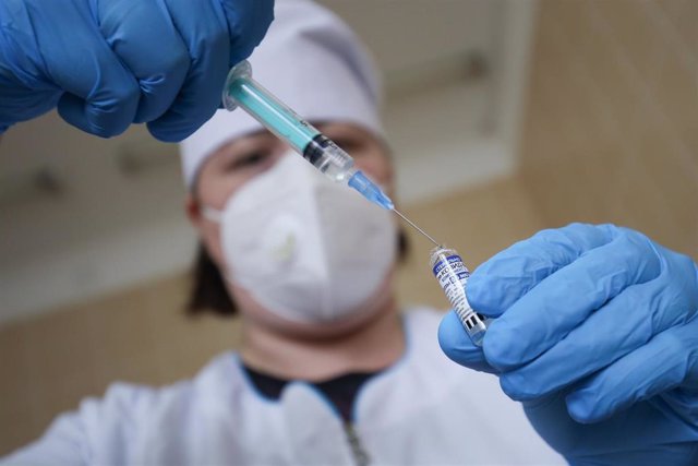 Preparación de una dosis de la vacuna Sputnik V