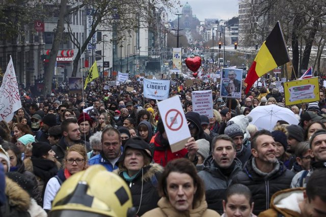 Manifestantes en Bruselas contra las restricciones sanitarias