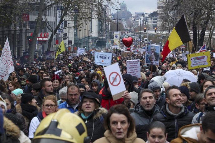 05 December 2021, Belgium, Brussels: Demonstrators take part in a protest organized by various organizations such as Virus Madness, Hands for Freedom and Vecht Voor Vrijheid, to protest against Belgium's health pass and other Corona measures. Photo: Nic