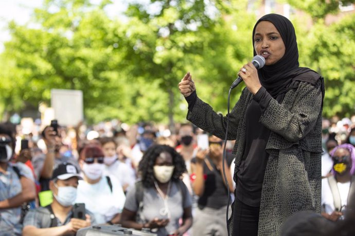 Archivo - 06 June 2020, US, Minneapolis: US Representative Ilhan Omar speaks to a crowd during an anti-racism march to defund the Minneapolis Police Department at Bottineau Field in the wake of the violent death of the African-American citizen George Fl