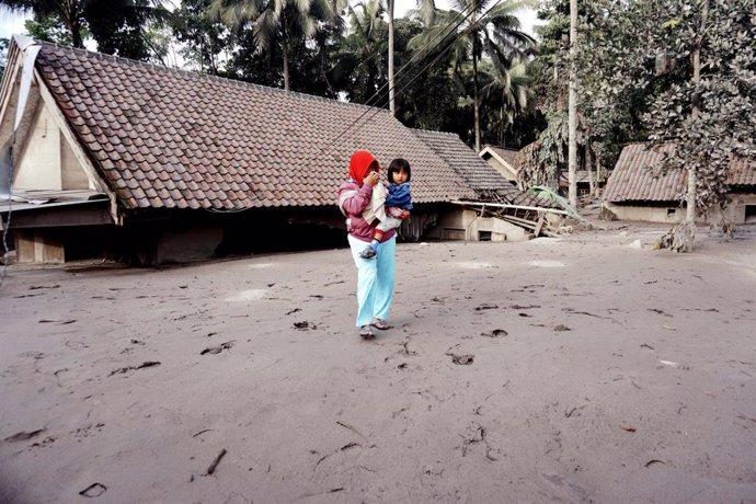 Casa sepultada en Lumajang (Indonesia) tras la erupción del volcán Semeru