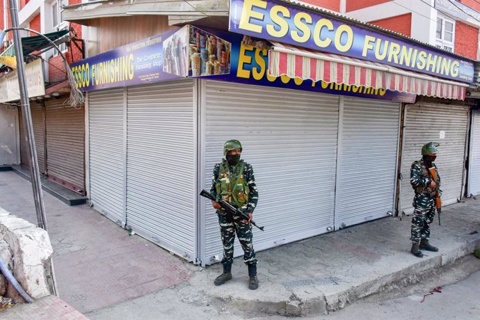 Archivo - 02 September 2021, India, Srinagar: Paramilitary troopers stand alert at a closed market during strict restrictions imposed following the death of top pro-freedom leader Syed Ali Shah Geelani, in Srinagar. Geelani's family said the elderly pol