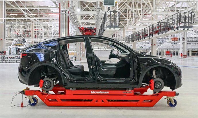 Archivo - FILED - 09 October 2021, Brandenburg, Gruenheide: A Tesla Model Y is seen in a production hall of the Tesla Gigafactory during the open day. Tesla has updated its pricing for Model 3 and Model Y to increase prices across the board. The automak