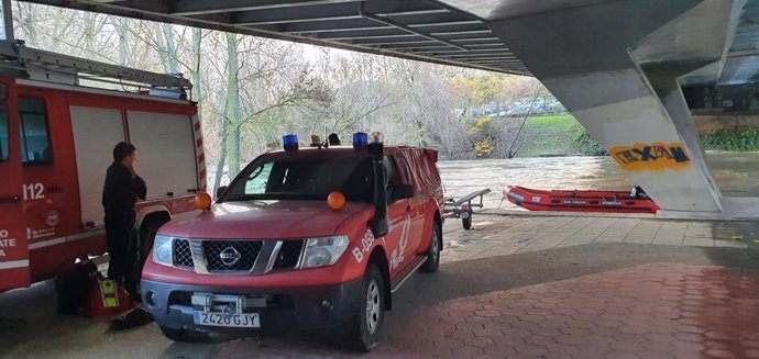 Bomberos trabajan en la búsqueda de un hombre desaparecido en el barrio pamplonés de la Rochapea.