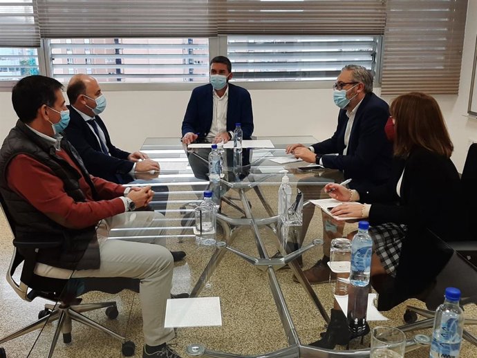 El consejero Antonio Luengo en un encuentro de trabajo con el presidente de Ailimpo, José Hernández, para analizar la situación del sector del limón y el pomelo