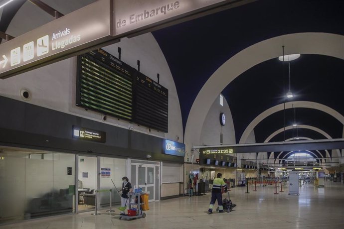 Archivo - Personal de mantenimiento en la zona terminal de embarque del aeropuerto de Sevilla-San Pablo, habilitado este lunes como punto de entrada a España con capacidad de atención a emergencias de salud pública de importancia internacional. En Sevil