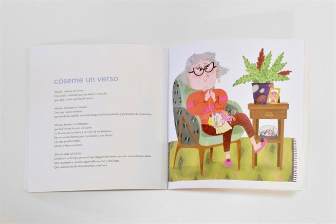 Archivo - Página del interior de 'Mamá Manta (y otros besos en forma de versos)' , poemario ilustrado que acaba de publicar Sara Suberviola