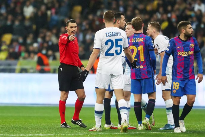 Archivo - El árbitro rumano Ovidiu Hategan en el partido de Champions entre el Dinamo de Kiev y el FC Barcelona