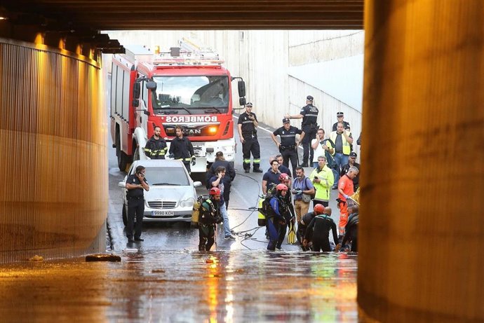 Archivo - Rescate del cuerpo sin vida del conductor atrapado en un túnel de la capital de Almería en una imagen de archivo