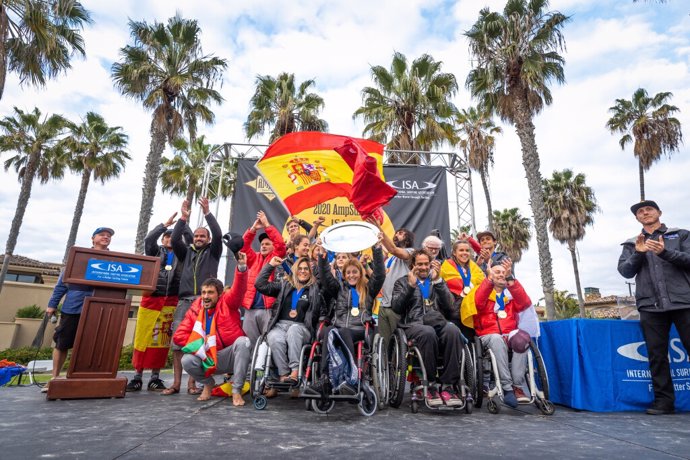 Archivo - El equipo español de surf adaptado celebrando su título mundial en 2020
