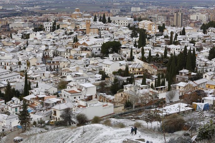 Archivo - Pequeña nevada en la capital. En la imagen, la zona alta del Albaicin junto a San Miguel Alto. En Granada (Andalucía, España), a 10 de enero de 2021.