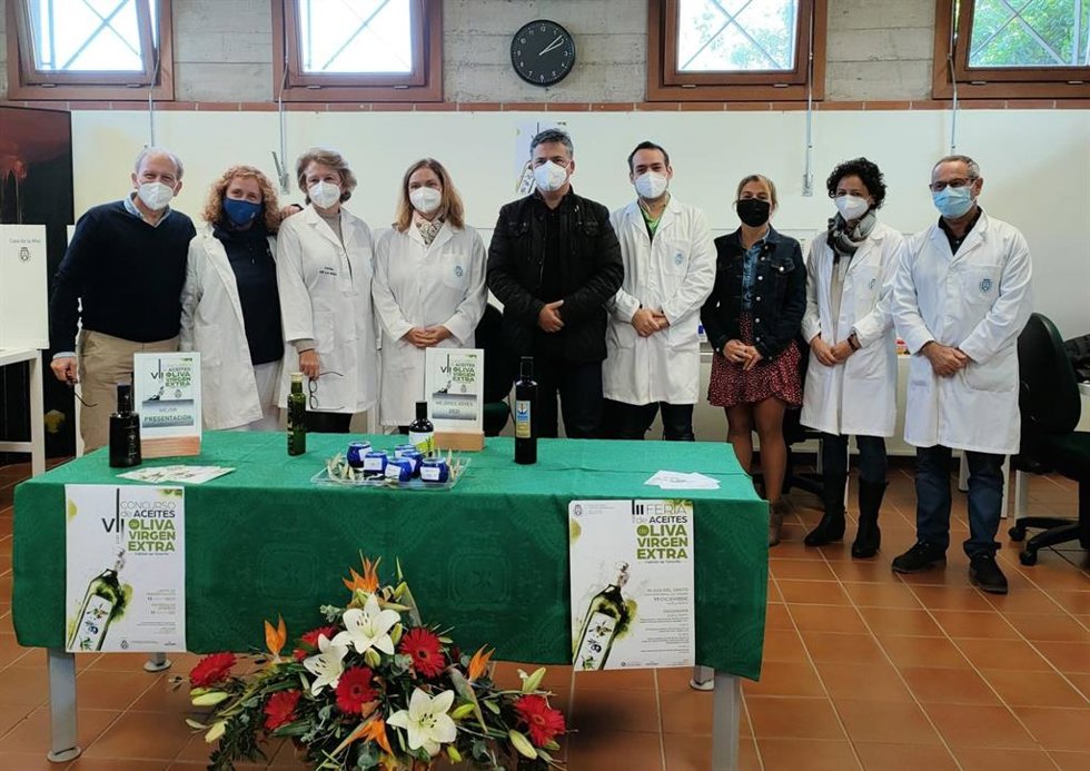 El consejero de Agricultura, Ganadería y Pesca del Cabildo de Tenerife (en el centro), Javier Parrilla, en el concurso de aceite de oliva de Tenerife