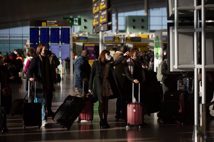 Varios pasajeros con maletas en el aeropuerto de El Prat, a 19 de noviembre de 2021, en Barcelona, Cataluña (España). El aeropuerto de la red Aena es el primer aeropuerto en extensión y tráfico de Cataluña y el segundo aeropuerto con mayor tráfico de Es
