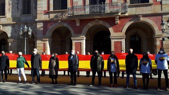 El líder de Cs en el Parlament de Catalunya, Carlos Carrizosa, y miembros del partido ante la Cámara catalana en Barcelona