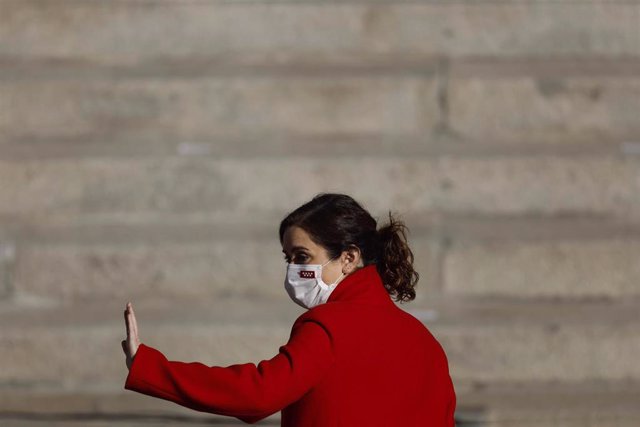 La presidenta de la Comunidad de Madrid, Isabel Díaz Ayuso, a su llegada al acto institucional por el Día de la Constitución en el Congreso de los Diputados.