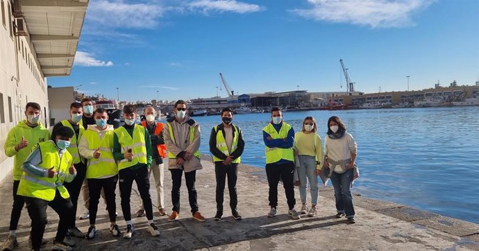 Estudiantes del IES Galileo visitan el Puerto Pesquero de Almería.