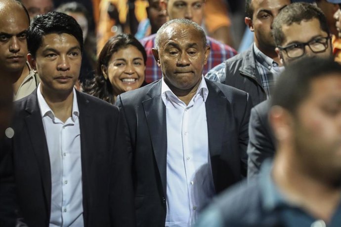 Archivo - El presidente de Madagascar, Andry Rajoelina (izquierda)