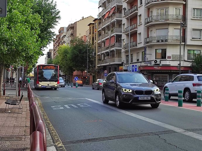 Archivo - Un autobús circula por el carril bus en Vara de Rey